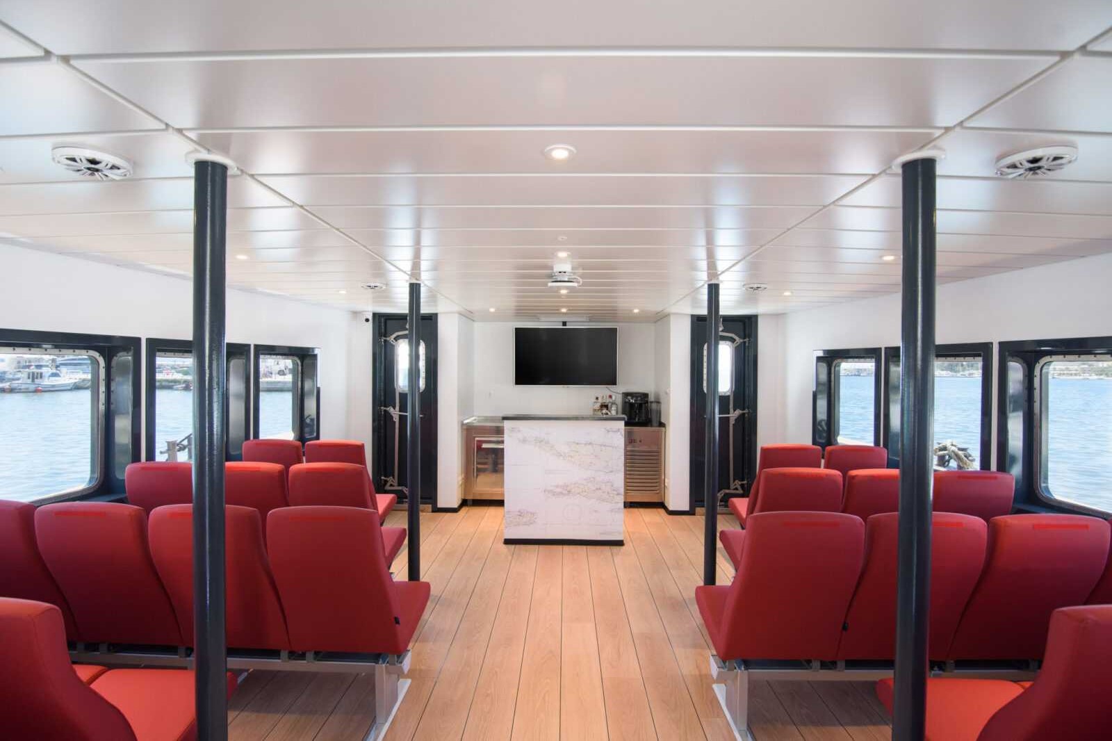 Katamaran iznutra Katamaran iznutra